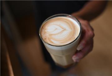 Ein Kaffee mit Latte-Art in einem Glas.