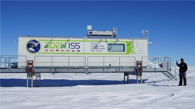 Forscher Paul Zabel verabschiedet sich vom Gewächshaus „Eden ISS“.