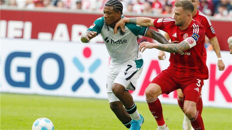 Hannover verliert Duell der Aufstiegskandidaten Fortuna Düsseldorf (rot) war gegen Hannover 96 überlegen.