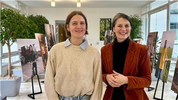 Fotografin Tiessen und Ministerin Staudte wollen auf Probleme von Landwirtinnen aufmerksam machen.