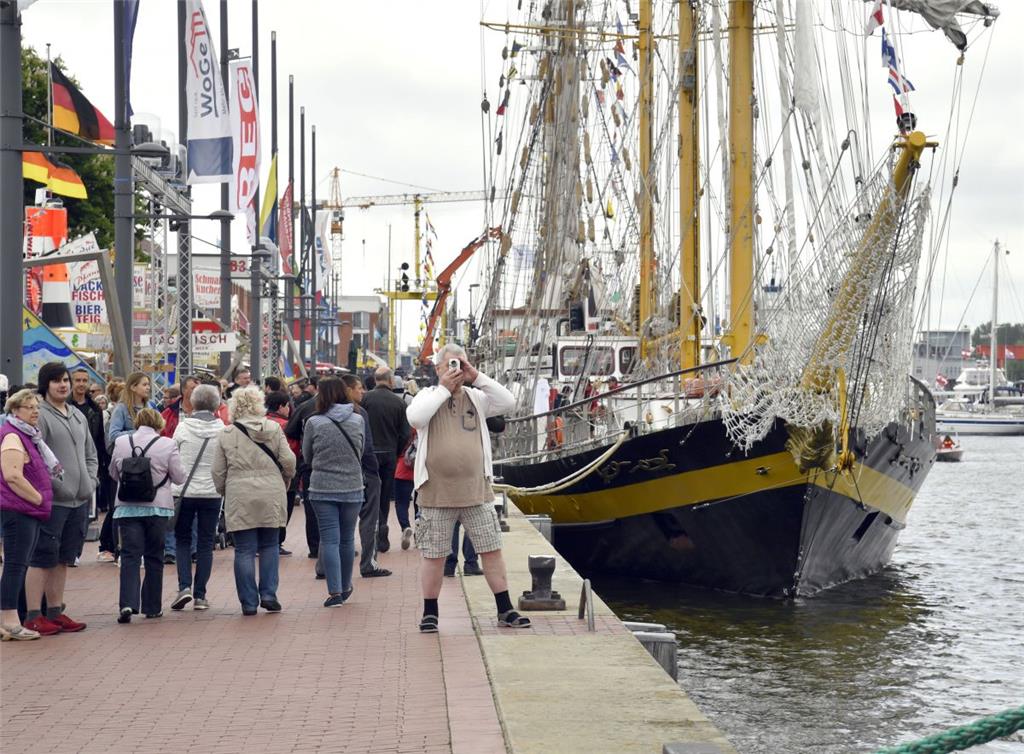 Fotomotive ohne Ende: Beim Seestadtfest in Bremerhaven gehört die Kamera zum fes...