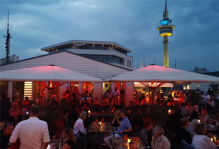 Abendveranstaltung im Freien unter Schirmen