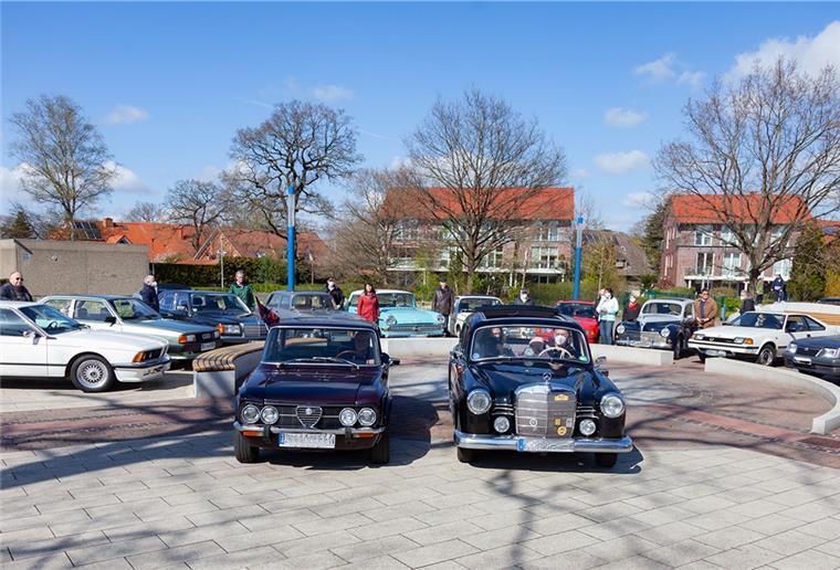 Treffen der Oldtimer-Fans aus Schiffdorf fällt aus Fototermin mit Abstand: Die Mitglieder des Vereins RetroCarsNord hatten vorab die Erlaubnis für die kurzzeitige Nutzung des Bohlenplatzes in Schiffdorf eingeholt.