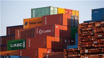 Frachtcontainer stehen aufgestapelt im Hamburger Hafen.