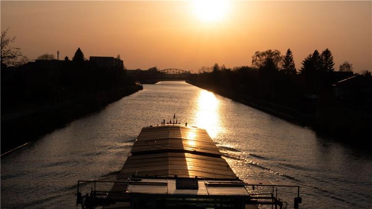 Bund darf Hafenausbau in Cuxhaven mit 200 Millionen fördern Frachtschiff in der Abendsonne: Der Bund wird den Ausbau des Cuxhavener Hafens mit 200 Millionen Euro fördern. (Symbolbild)