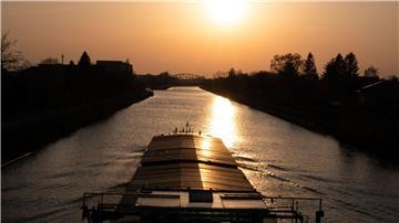 Frachtschiff in der Abendsonne: Der Bund wird den Ausbau des Cuxhavener Hafens mit 200 Millionen Euro fördern. (Symbolbild)