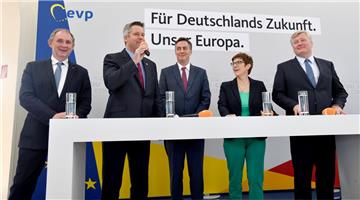 Fragen aus dem Publium gab es genug. Harald Zahrte (von links), Frank Berghorn, David McAllister, Annegret Kramp-Karrenbauer und Bernd Althusmann standen Rede und Antwort – die Interviews lockerten den CDU-Bezirksparteitag in Cuxhaven auf.