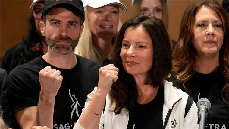 Fran Drescher (M), Präsidentin der Schauspielgewerkschaft SAG-AFTRA, nimmt an einer Pressekonferenz zur Ankündigung des Streiks der Schauspielerinnen und Schauspieler in Hollywood teil.