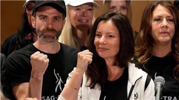 Fran Drescher (M), Präsidentin der Schauspielgewerkschaft SAG-AFTRA, nimmt an einer Pressekonferenz zur Ankündigung des Streiks der Schauspielerinnen und Schauspieler in Hollywood teil.
