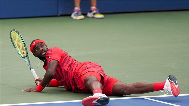 Grandioser Struff erreicht Achtelfinale gegen Djokovic Frances Tiafoe landete zwischenzeitlich auf dem Boden - eine sinnbildliche Szene.