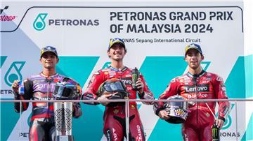 Francesco Bagnaia (M) und Jorge Martin (l) kämpfen um den WM-Titel in der MotoGP-Serie.