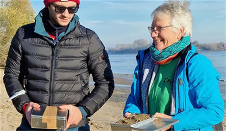 Plastik-Detektive auf Spurensuche an zwei Weserstränden Franco Pasolini und Petra Leifert zeigen am Strand die gerade genommenen Sandproben.