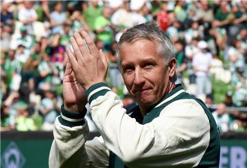 Frank Baumann, Geschäftsführer Fußball beim SV Werder Bremen, verabschiedet sich bei den Fans.