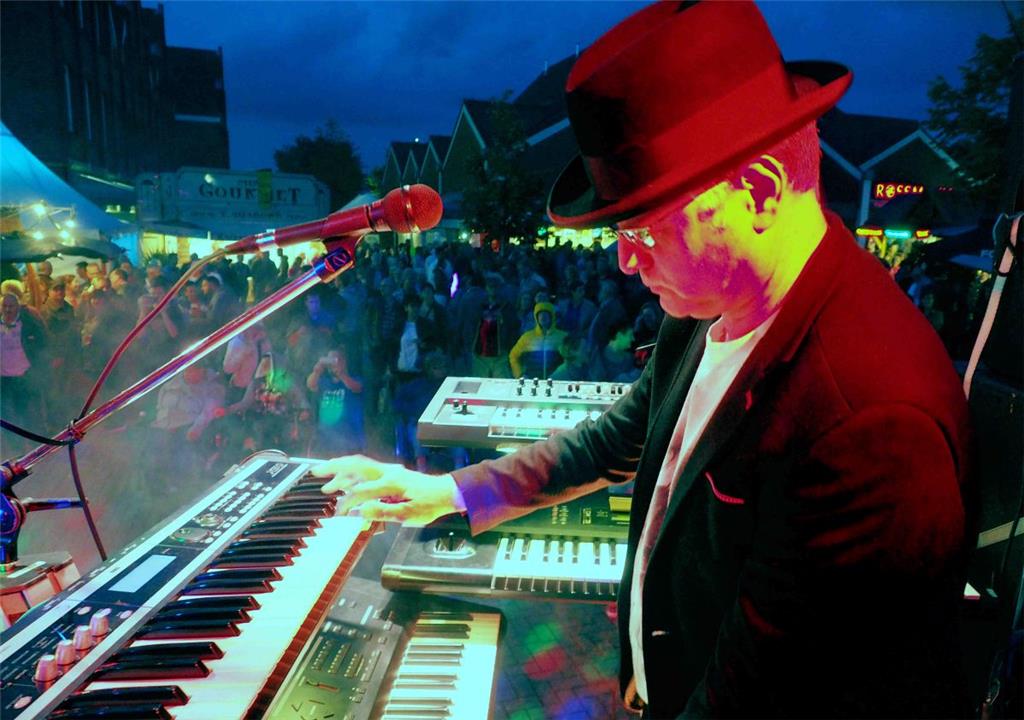 Frank Brusius am Keyboard bei der Tribute Band Free Company. Foto: Stehn