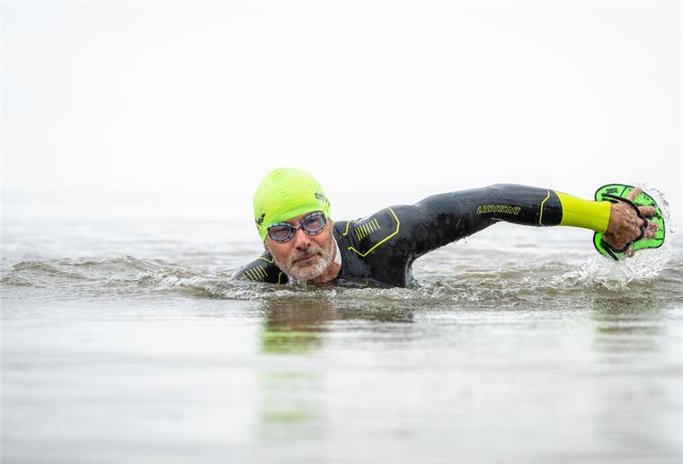 Frank Feldhus will sieben Inseln in zwei Tagen abschwimmen und mit seiner Aktion auf die Verschmutzung der Meere aufmerksam machen.