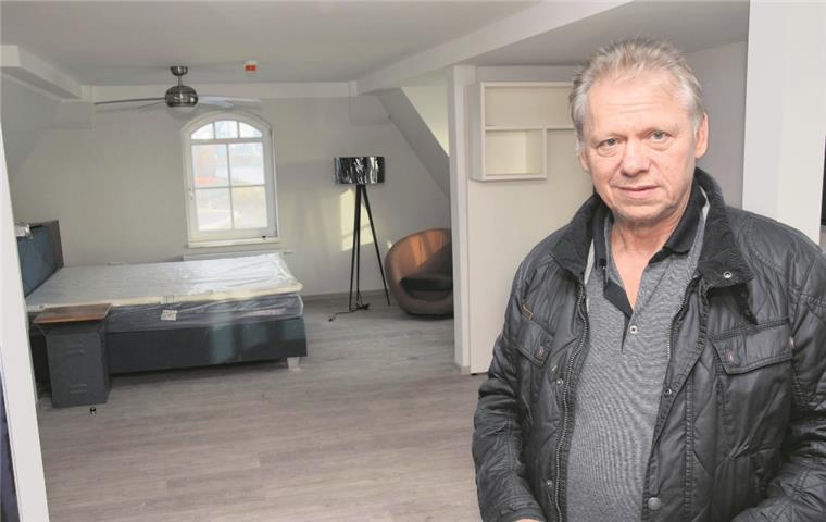 Frank Hennersdorf in einem der zukünftigen Hotelzimmer des Weserschlösschens. In dem denkmalgeschützten Gebäude gibt es insgesamt zehn Doppel- und ein Drei-Bett-Zimmer. 
