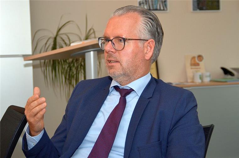 Frank Holle in seinem Büro. Spätestens im Oktober 2021 wird er es räumen. Lieber wäre ihm der Februar 2020. Dazu müsste er die Bürgermeisterwahl in Stuhr gewinnen. 