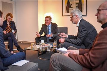 Frank Imhoff (Mitte) ist ein deutscher Landwirt und Politiker. Seit Juli 2019 ist er Präsident der Bremischen Bürgerschaft. Hier im Interview mit Christoph Linne (links), Christian Döscher (2. v. r.) und Klaus Mündelein im Raum "Aufbruch" im Medienhaus in der Hafenstraße. Mit dabei ist auch die Sprecherin der Bürgerschaft Dorothee Krumpipe.