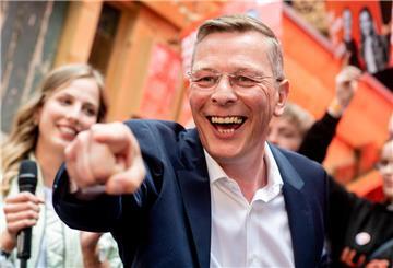 Mann zeigt auf jemanden