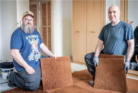 Frank Karnikowski (links) und Hakim Mohibullah vom Team „Anpacken“ der Stadt Geestland richten aktuell jede Woche zwei Wohnungen für Flüchtlinge her.