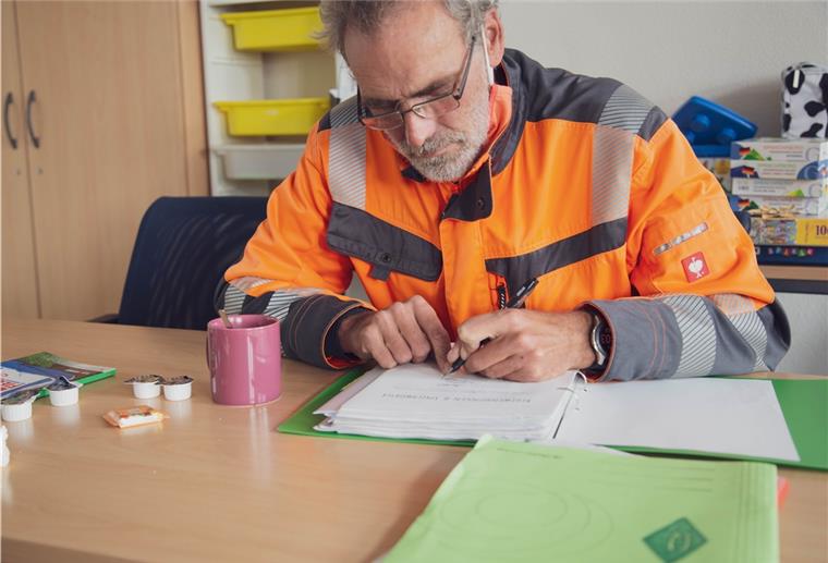 Frank Klapproth (53) lernt in der Theo in Bremerhaven-Lehe richtig lesen und schreiben. Erst mit Anfang 50 hatte er den Mut und Ansporn, das Problem anzugehen.