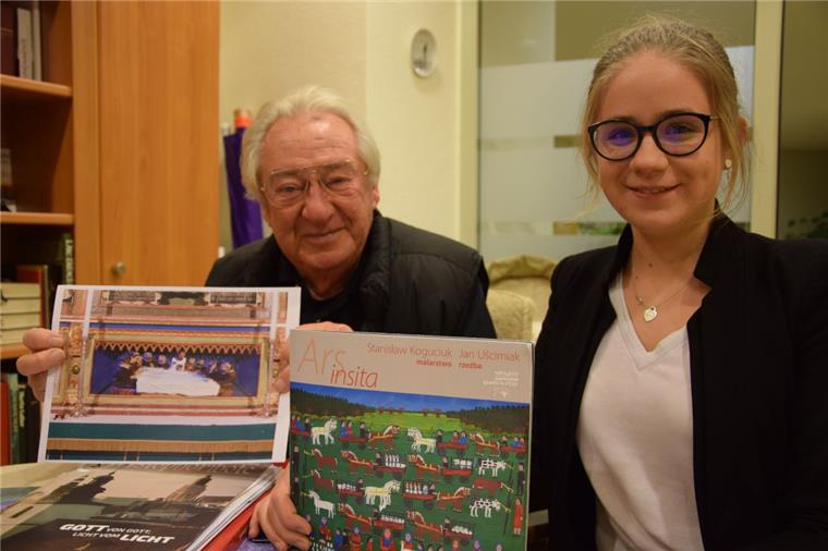 Frank Klimmeck und seine Helferin Julia Wojaczek haben die Ausstellung nach FAH geholt. 