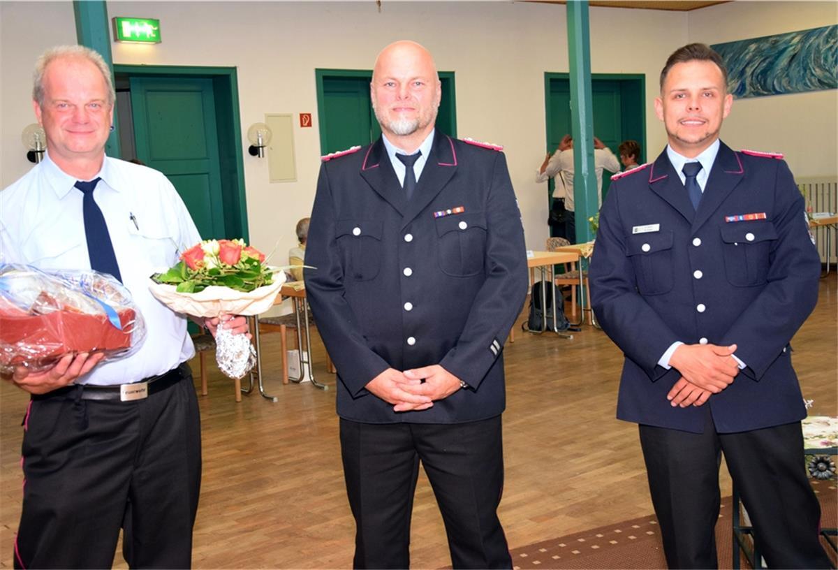 Frank Linneweber (links) ist nur noch bis zum 23. Juli Gemeindebrandmeister. Am Folgetag übernimmt sein bisheriger Stellvertreter Stefan Hobbie (Mitte) das Amt. Maxim Erstein wird neuer stellvertretender Gemeindebrandmeister – wenn auch zunächst nur kommissarisch.