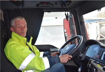 Frank Papke ist Fahrersprecher beim Transport- und Logistikunternehmen Albers in Nordenham. Er gehört ebenso wie viele weitere Lastwagenfahrer zu den „Helden der Coronakrise“.