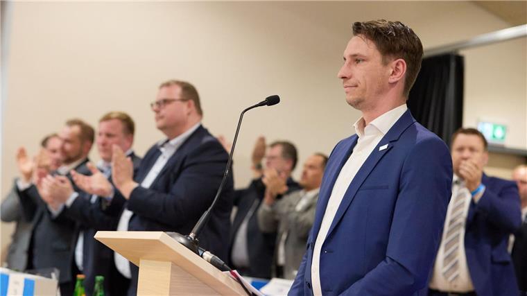 Frank Rinck, (AfD, r), Landesvorsitzender, steht beim Landesparteitag der AfD Niedersachsen auf der Bühne.