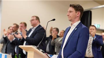 Frank Rinck, (AfD, r), Landesvorsitzender, steht beim Landesparteitag der AfD Niedersachsen auf der Bühne.