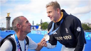 Frank Ullrich (l), hier mit Schwimmer Oliver Klemet, äußert in seiner Funktion als Vorsitzender des Sportausschusses im Bundestag Kritik am Deutschen Olympischen Sportbund.