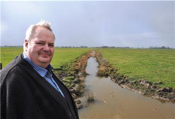 Frank Vorwerk, Landwirt in Moorsee bei Nordenham, ist einer der ersten Bauern in der Stollhammer Wisch, der einen Vertrag zum Schutz von Wiesenvögel unterschrieben hat. 