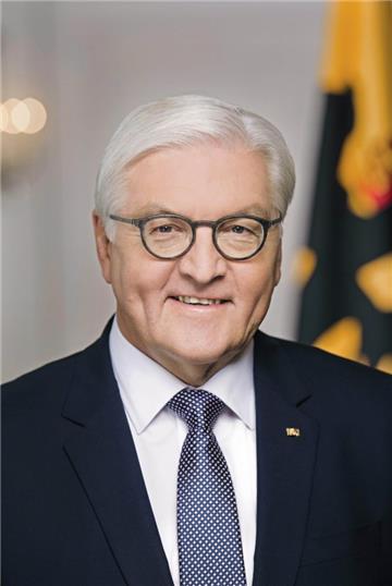 Frank-Walter Steinmeier (SPD, 54) spendete seiner Frau Elke Büdenbender (48) im ...