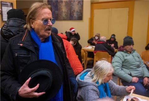 Frank Zander spricht mit Obdachlosen und Bedürftigen bei einem Weihnachtsessen. (Archivbild)