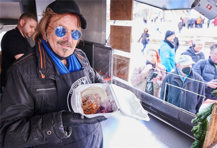 Frank Zander steht im Caritas-Foodtruck und verteilt warme Mahlzeiten an Obdachlose und bedürftige Menschen auf dem Alexanderplatz
