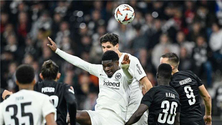 Eintracht-Profi Dina Ebimbe rassistisch beleidigt Frankfurts Eric Junior Dina Ebimbe (Mitte vorn) wurde nach dem Spiel gegen Riga rassistisch beleidigt.