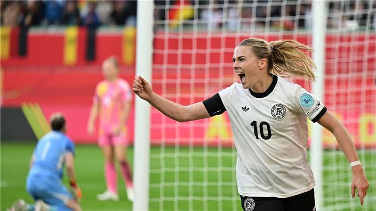 DFB-Frauen feiern 6:1 nach Stotterstart gegen Schottland Frankfurts Laura Freigang jubelt über ihr Tor für die DFB-Auswahl.