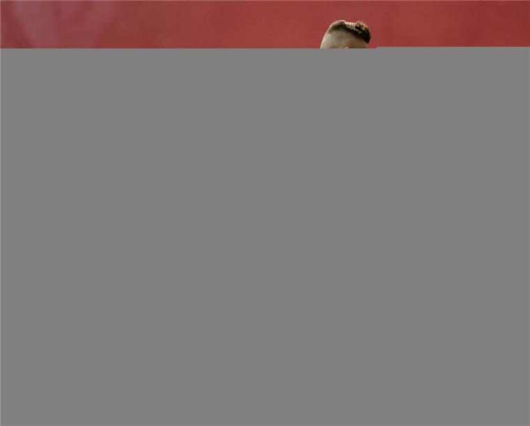 Frankfurts Marius Wolf (rechts) wird im Zweikampf von Julian Weigl aus Dortmund der Ball abgenommen.