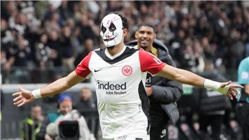 Frankfurts Omar Marmoush zog sich für seinen Jubel eine Halloween-Maske auf.