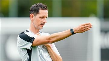 Frankfurts Trainer Dino Toppmöller ist trotz einer guten Platzierung in der vergangenen Bundesliga-Saison nicht unumstritten.