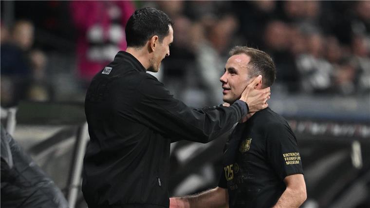 Toppmöller flachst vor Götze-Jubiläum: Erwarte ein Tor Frankfurts Trainer Dino Toppmöller (l) hat sich lobend über Mario Götze geäußert.