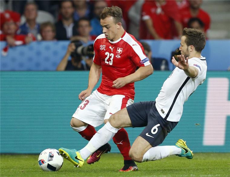 Frankreich und die Schwieiz stehen beide im EM-Achtelfinale.  Dubrule/dpa