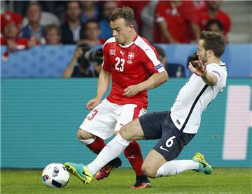 Frankreich und die Schwieiz stehen beide im EM-Achtelfinale.  Dubrule/dpa
