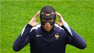 Frankreichs Kylian Mbappé muss wegen eines Nasenbeinbruchs mit Maske spielen.