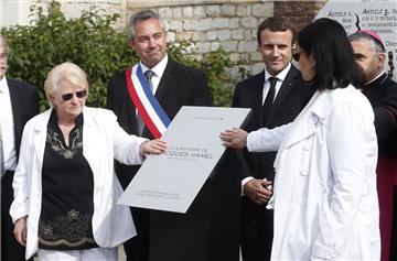 Frankreichs Präsident Emmanuel Macron (3.v.r) und Roselyn Hamel (l), die Schwester des Verstorbenen, weihen in Saint Etienne Du Rouvray (Frankreich) eine Gedenktafel für den ermordeten Priester Hamel ein.