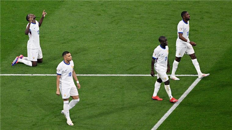 Spanien jubelt über EM-Finale - Yamal jüngster Torschütze Frankreichs Randal Kolo Muani (l) bejubelt sein Tor zum 0:1.