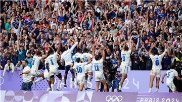 Frankreichs Rugby-Spieler feiern mit ihren Fans die Goldmedaille.