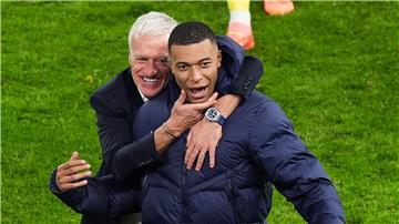 Frankreichs Trainer Didier Deschamps feiert mit Kylian Mbappé nach dem Sieg gegen Portugal.