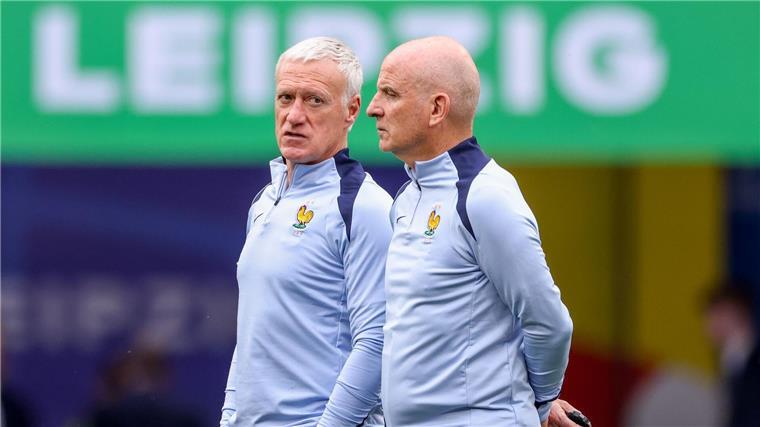Frankreichs Co-Trainer über Bedeutung der Finalpleite 2016 Frankreichs Trainer Didier Deschamps (l) spricht mit Co-Trainer Guy Stephan.