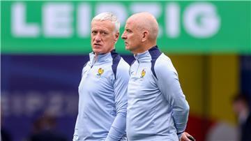 Frankreichs Trainer Didier Deschamps (l) spricht mit Co-Trainer Guy Stephan.